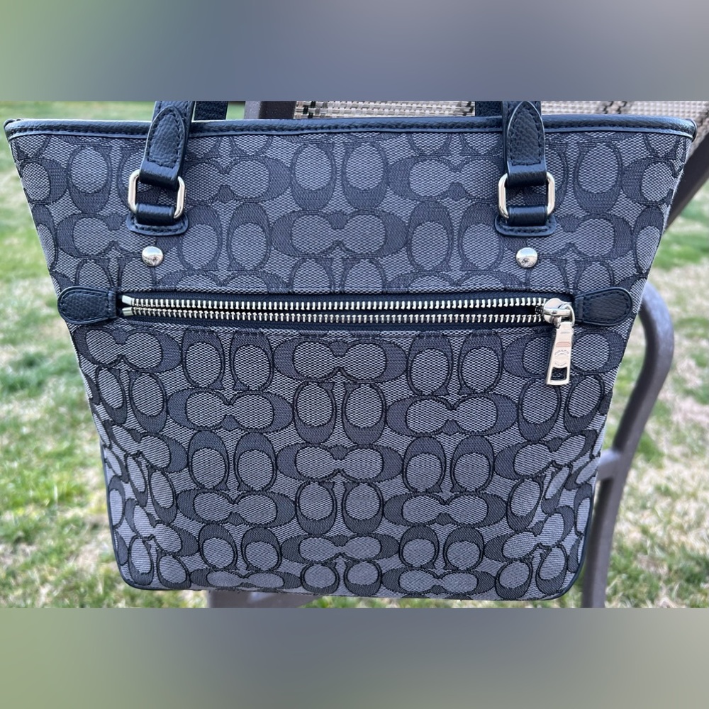 COACH Signature Tote/Bag - Picture 4 of 14